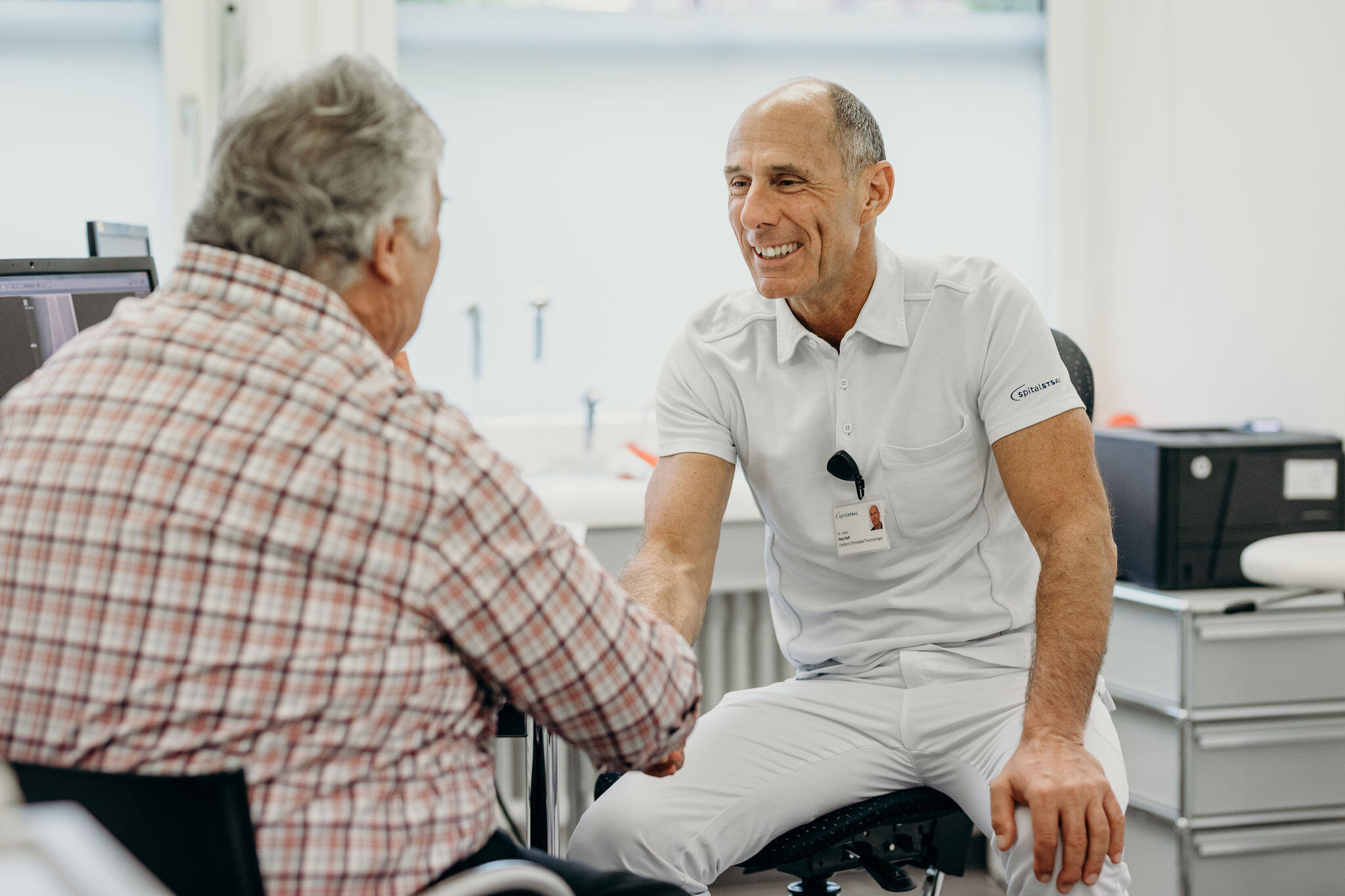 Dr. med. Rolf Hess in der Ortho-Sprechstunde in Thun